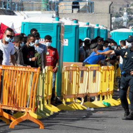 Migrantes en el muelle de Arguineguín, Gran Canaria.