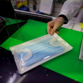 7/11/2020.-Vista de mascarillas desechables en una farmacia madrileña.