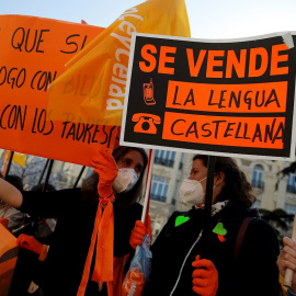 Miembros de la plataforma Más plurales se manifiesta este jueves en frente del Congreso de los Diputados en Madrid por la nueva ley de educación Ley Orgánica de Modificación de la LOE (LOMLOE), también conocida como ley Celaá.