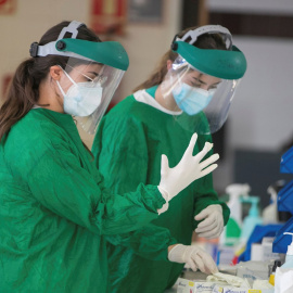 19/11/2020.- Sanitarios del Hospital Clínico Lozano Blesa de Zaragoza se equipan para atender la sala de recepción de pacientes con síntomas covid en Urgencias.