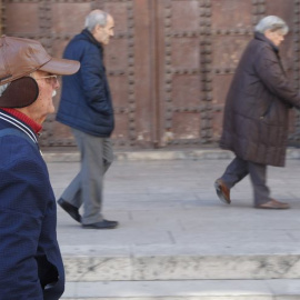 Personas se protegen del intenso frío hoy en el centro de València.