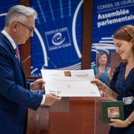 El presidente de la Asamblea parlamentaria del Consejo de Europa, Theodoros Roussopoulos, entrega el premio Vaclav Havel de Derechos Humanos a la hija de Corina Machado.