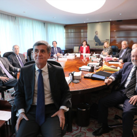 15 de diciembre de 2021. El presidente del Tribunal Constitucional, Pedro González-Trevijano (c) junto a otros jueces, en el primer Pleno jurisdiccional tras la renovación del órgano, en el Tribunal Constitucional, a 15 de diciembre de 2021, en Madrid,