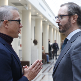 12/12/2022.- El senador del PP Javier Maroto (d) conversa con el presidente del Senado, Ander Gil (i), en los pasillos del Senado, este lunes. El proyecto de Presupuestos Generales del Estado para 2023 afronta esta semana el debate de vetos en el Senado,