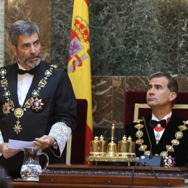 Carlos Lesmes, presidente del Tribunal Supremo y del CGPJ, habla ante la atenta mirada de Felipe VI.- EFE/Archivo