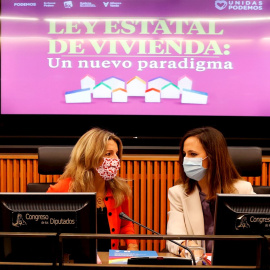 Ione Belarra y Yolanda Díaz durante las jornadas sobre Ley Estatal de vivienda