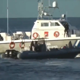 Guardacostas griegos cargan contra refugiados