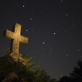 Las estrellas en el cielo nocturno en el lugar de Curbián, en Palas de Rei (Lugo). EFE/Eliseo Trigo