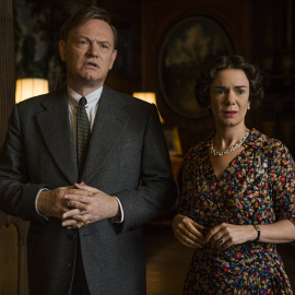 Jared Harris como el rey Jorge VI y Victoria Hamilton como la Reina Madre en 'The Crown'.