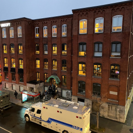 Trabajadores abandonan la oficina deUbisoft en Montreal, Canadá.