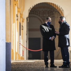 El ministro de Transportes, Movilidad y Agenda Urbana, José Luis Ábalos (i), y el alcalde de Sevilla, Juan Espadas (d), pasean por el Real Alcázar durante la firma de un protocolo general para el desarrollo de la Agenda Urbana Española. Además, el mi