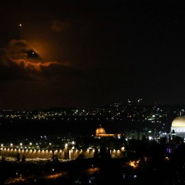 La Cúpula de la Roca en el recinto de Al-Aqsa, en Jerusalén, durante el lanzamiento de decenas de misiles por parte de Irán contra Israel.