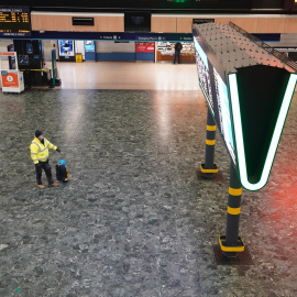 Un hombre mira el tablero de salidas de la estación de tren de Euston, en Londres, durante la huelga. 14 de diciembre de 2022