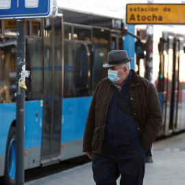 Un hombre protegido con una mascarilla transita las inmediaciones de la Estación de Atocha de Madrid.