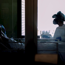 Personal de la UCI del Hospital Clínico Lozano Blesa de Zaragoza trabaja este jueves con Equipos de Protección Individual (EPI) con pacientes con síntomas de Covid-19 en Urgencias.