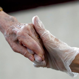 Madrid prohíbe las visitas en 44 residencias al detectar casos de coronavirus. /EFE/Mariscal/Archivo