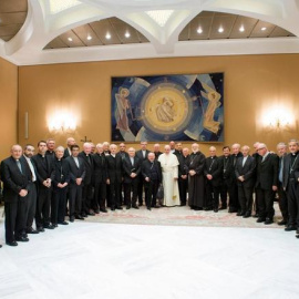 El papa Francisco posa junto a los obispos chilenos en el Vaticano. REUTERS/OSSERVATORE ROMANO