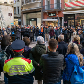 Varias personas participan este sábado en Lleida en el minuto de silencio en repulsa por el asesinato a manos de un hombre de 40 años acusado de matar a su pareja, a 17 de diciembre de 2022.