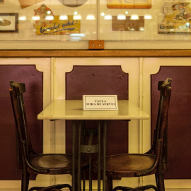Mesa vacía en Granja Viader, en Barcelona, en una imagen de archivo.