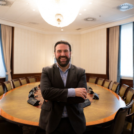 El diputado de EH Bildu Jon Iñarritu antes de su entrevista con 'Público' en una sala del Congreso. Alfredo Langa