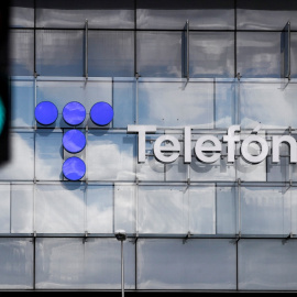 El logo de Telefónica, en su sede operativa en la zona norte de Madrid.. REUTERS/Sergio Perez
