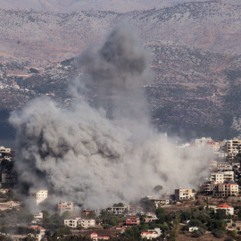 Humo tras un ataque aéreo israelí en la aldea de Khiam, en el sur del Líbano, cerca de la frontera con Israel.