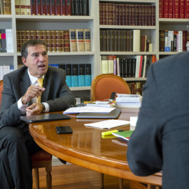 Jaume Alonso-Cuevillas, durant l'entrevista, al seu despatx d'advocat de Barcelona. BRU AGUILÓ