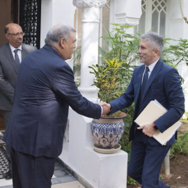El ministro del Interior, Fernando Grande-Marlaska, saluda en Rabat a su homólogo marroquí, Abdelouafi Laftit, en un viaje en 2019.