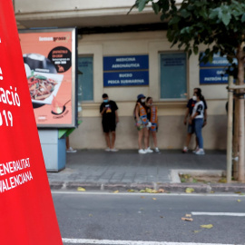 Aficionados llegan al estadio de Mestalla, donde se ha colocado un punto de vacunación exprés contra la covid-19 antes del partido de Liga que disputan el València y el Real Madrid.