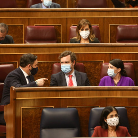 El presidente de Vox, Santiago Abascal (i), conversa con el portavoz ultraderechista Iván Espinosa de los Monteros (c) y la diputada Macarena Olona (d).