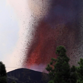 Imágenes del volcán en erupción desde La Palma