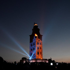 La Torre de Hércules se ha convertido esta noche en una gran pantalla sobre la que se proyecta el espectáculo audiovisual exclusivo "Luz e Son de Hércules", como broche del programa del X Aniversario del monumento como Patrimonio de la Humanidad. EFE /
