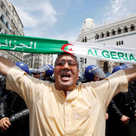 CInetos de argelinos protestan este viernes contra el régimen del gobierno en Argel (Argelia). Decenas de miles de argelinos volvieron a salir hoy a las calles del país para amnifestarse contra el régimen del dimitido presidente Abdelaziz Bouteflika po