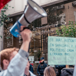 Imagen de archivo de varias personas frente a la Consejería de Sanidad durante una manifestación de médicos y pediatras, a 30 de noviembre de 2022, en Madrid (España).