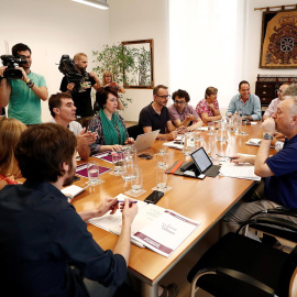 Reunión mantenida este viernes entre los representantes del PSN, Geroa Bai, Podemos e Izquierda-Ezkerra. EFE/Jesús Diges