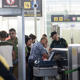 Efectivos de la Guardia Civil trabajan en los accesos a las puertas de embarque del aeropuerto de Barcelona-El Prat . EFE/Quique García
