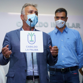 El presidente de Canarias, Ángel Víctor Torres, junto al presidente del Gobierno, Pedro Sánchez, atienden a los medios de comunicación tras asistir a la reunión del Comité Director del Plan Especial de Protección Civil y Atención de Emergencias po