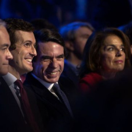 El líder del PP, Pablo Casado, conversa con el expresidente José María Aznar durante la convención celebrada en enero del 2019.