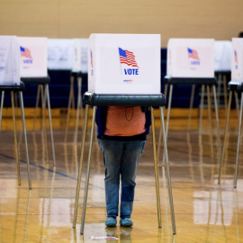 Una persona ejerce su derecho al voto anticipado, este lunes en un colegio electoral de Bowie, Maryland (Estados Unidos).