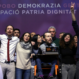 Los dirigentes de Podemos Rama Mayora, Pablo Iglesias, Irene Montero, Diego Cañamero, Pablo Echenique,Sofía Fernandez e Íñigo Errejón, en el escenario tras la proclamación de los resutlados de las votaciones en la Asamblea Ciudadana Estatal de Vista