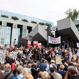 04/07/2018.- Manifestantes se une a la protesta organizada por los opositores de la reforma judicial delante de la sede de la Corte Suprema en Varsovia, Polonia, hoy 4 de julio de 2018. Los manifestantes se oponen a la nueva ley del Gobierno polaco sobre