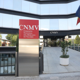 Entrada principal de la sede de la Comisión Nacional del Mercado de Valores (CNMV) en Madrid.