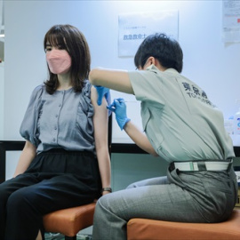 Una mujer vacunándose en Tokio (Japón).