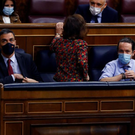 11/11/2020.- El presidente del Gobierno, Pedro Sánchez, y los vicepresidentes primera, Carmen Calvo y segundo, Pablo Iglesias, al inicio del Pleno del Congreso que debate este miércoles el proyecto de ley de presupuestos generales del Estado para 2021 q