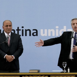 El presidente de Argentina, Alberto Fernández (d), toma juramento ante el nuevo Jefe de Gabinete Juan Manzur (i) en la Casa Rosada de Buenos Aires, el 20 de septiembre de 2021.