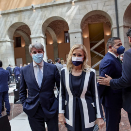 Los expresidentes de la Comunidad de Madrid, Ángel Garrido y Cristina Cifuentes, a su llegada al acto de toma de posesión de Isabel Díaz Ayuso, en la Real Casa de Correos de la Puerta del Sol, en Madrid. E.P./Jesús Hellín
