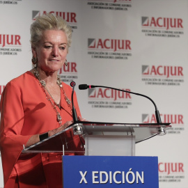 La jueza María Luisa Segoviano interviene durante la clausura de la X Edición de los Premios Puñetas que concede la Asociación de Comunicadores e Informadores Jurídicos (ACIJUR) en el Teatro del Instituto Francés de Madrid, a 5 de octubre de 2021