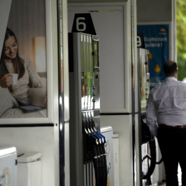 Un hombre echa gasolina a su coche en una estación de servicio en Madrid. E.P./Óscar Cañas
