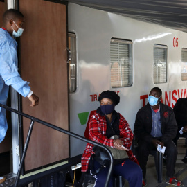 Un enfermero y pacientes en un centro de vacunación de Sudáfrica