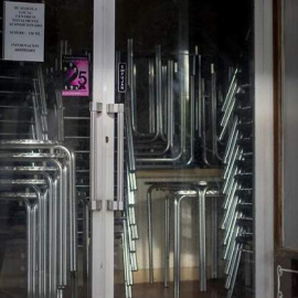 Un bar cerrado en Ourense.- EFE